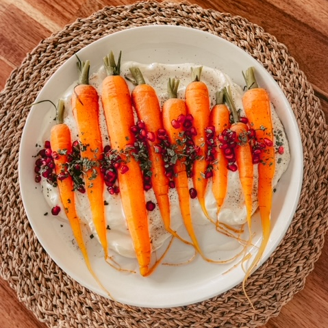 Geroosterde worteltjes, gekruid in platte kaas