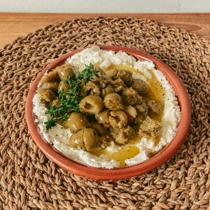 Crushed olives met ricotta