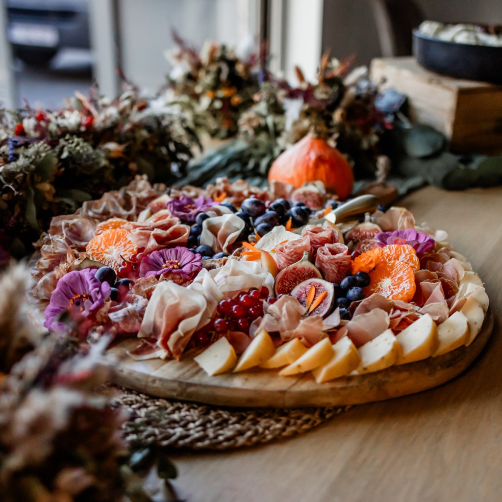 Charcuterieplank met een variatie aan kazen en fijne vleeswaren