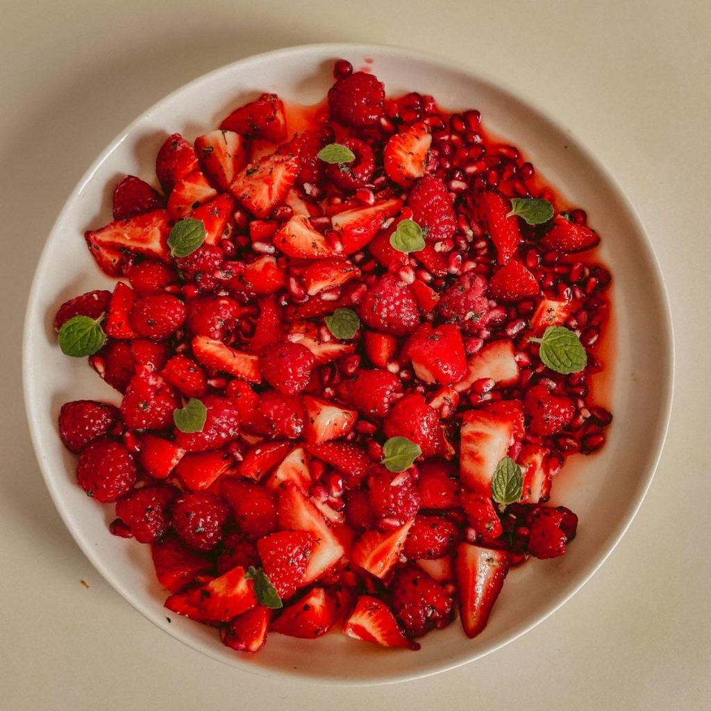 Rode vruchtensalade met munt